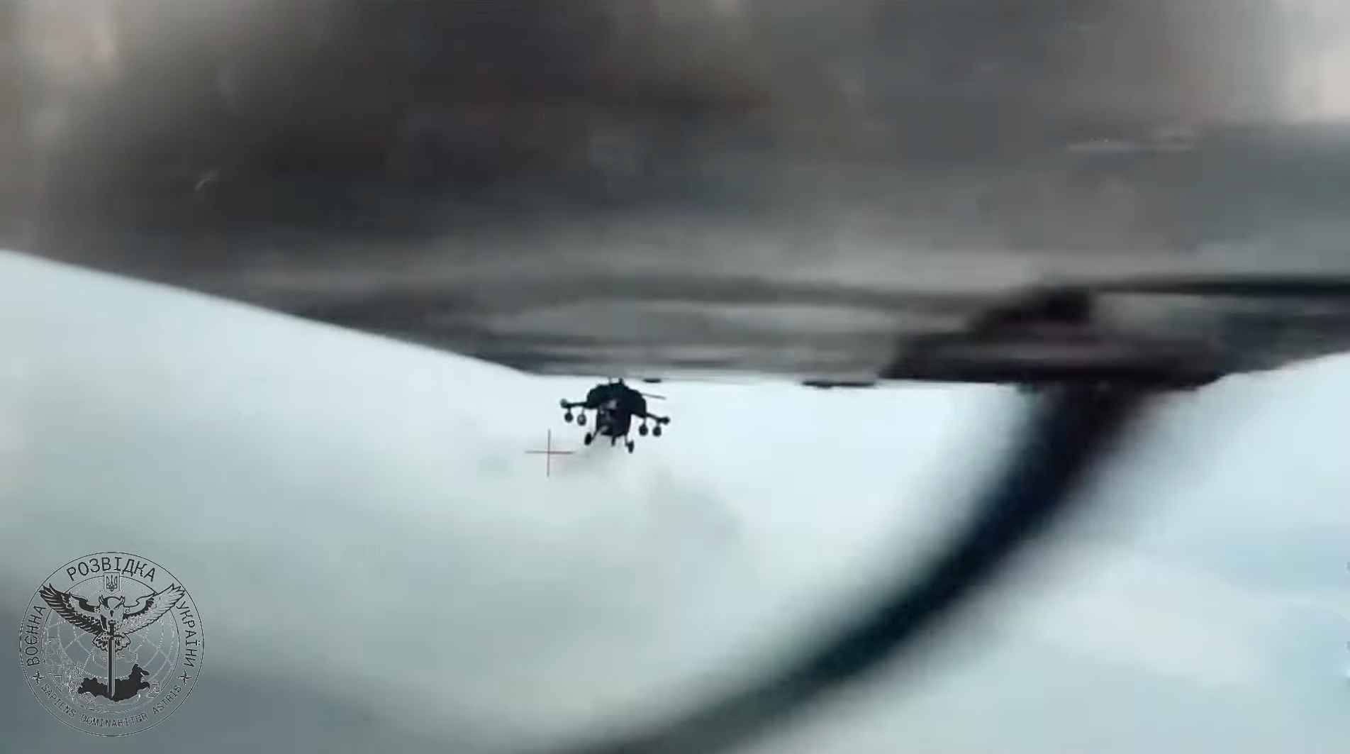Unike opptak: Ukrainsk etterretning viste video av hvordan to russiske helikoptre og et fly ikke klarte å ødelegge en ukrainsk drone nær Krim.