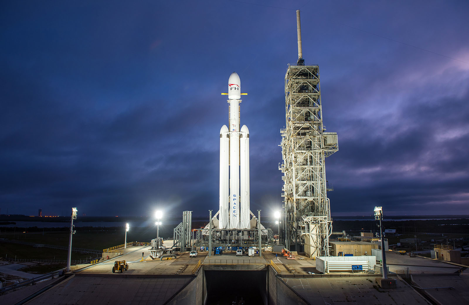 Video: giant rocket Falcon Heavy ready to take off