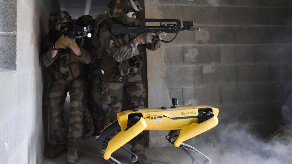 The French army tests the Boston Dynamics robot dog on the battlefield