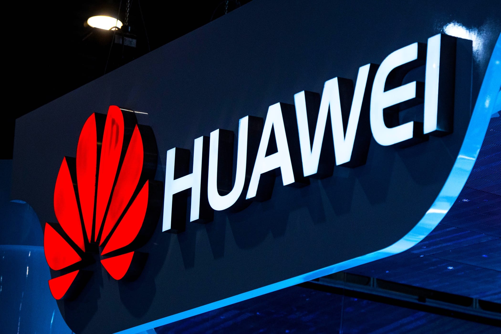 Bloomberg: Huawei znalazł sposób na obejście amerykańskich sankcji, firma będzie licencjonować swoje smartfony partnerom