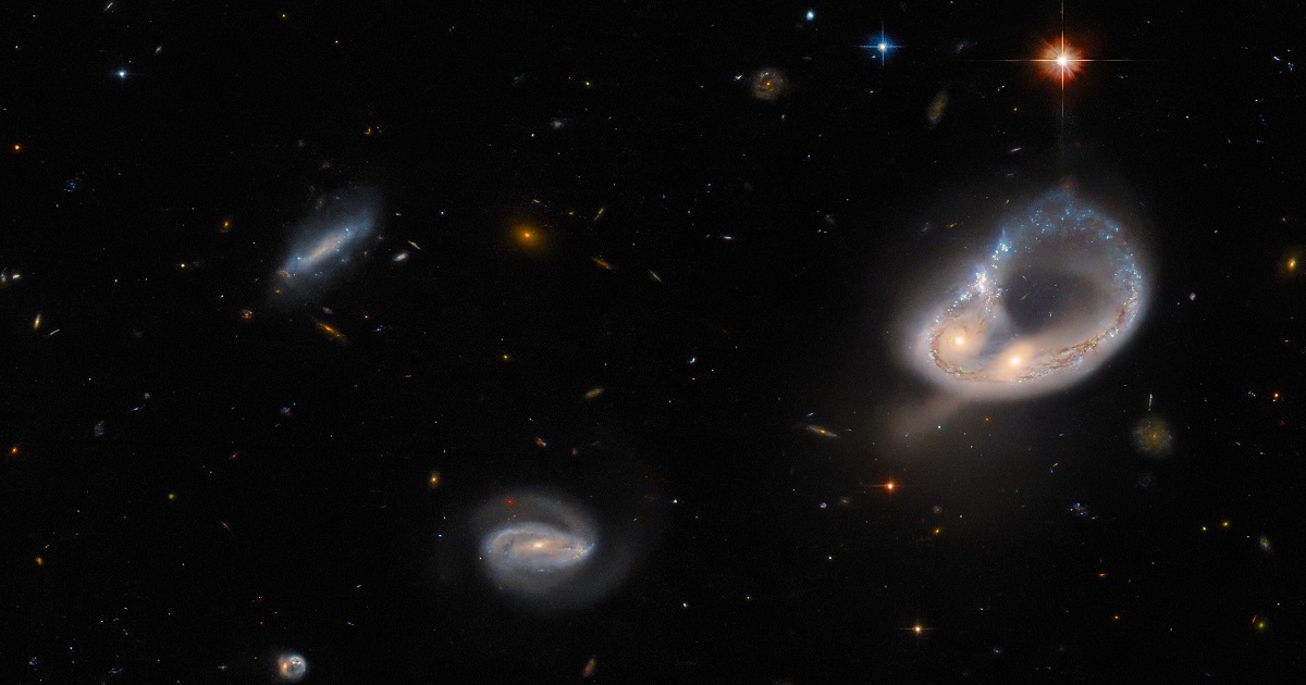 Disastro cosmico galattico - Hubble ha fotografato due galassie in collisione a 670 milioni di anni luce dalla Terra