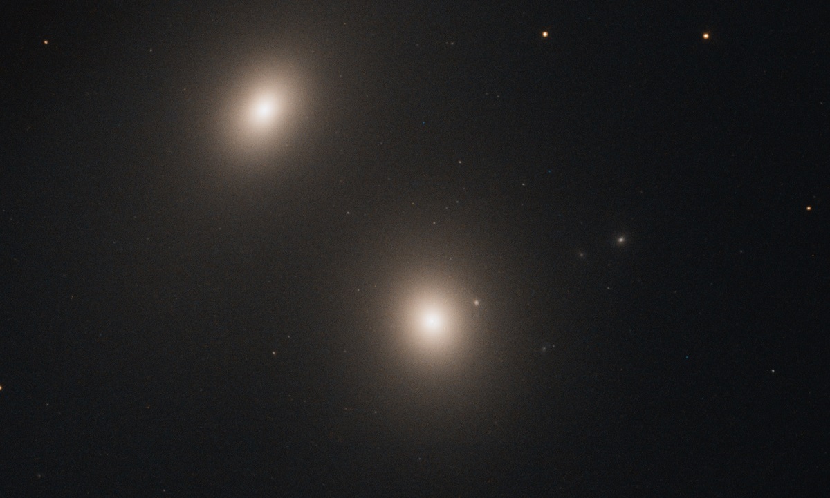 Hubble entdeckt eine weitere Radiogalaxie mit einem aktiven Kern und einem supermassiven schwarzen Loch