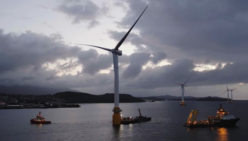 Турбины крупнейшей плавучей ветряной фермы прибывают в Шотландию (видео)