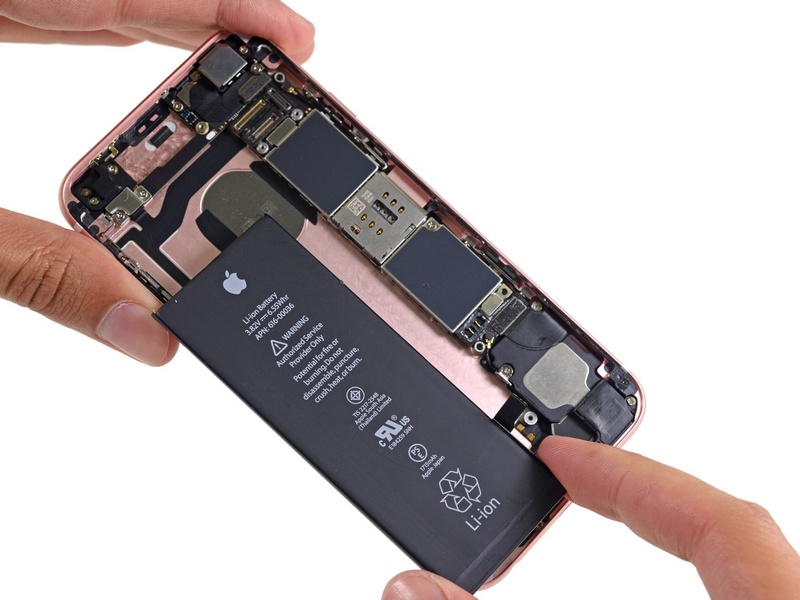 Apple бесплатно заменит батарею в отключающихся iPhone 6s