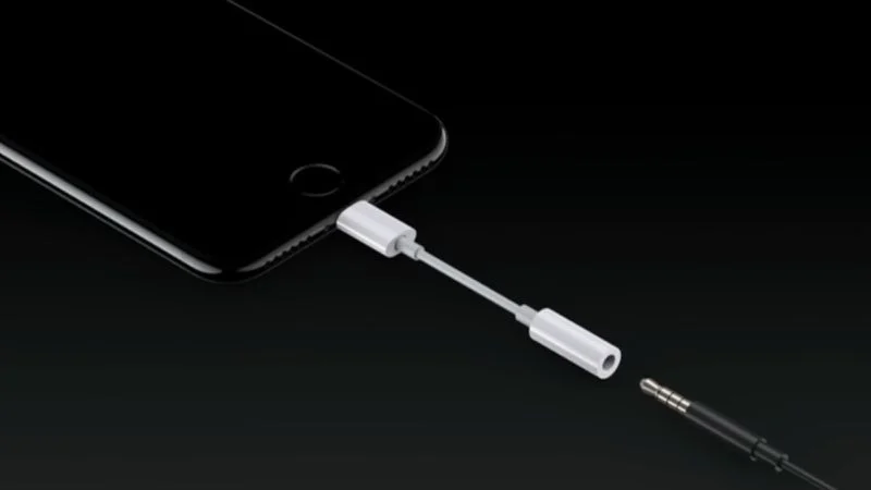 Apple descataloga el adaptador Lightning para el jack de auriculares de 3,5 mm que venía con el iPhone 7 en 2016