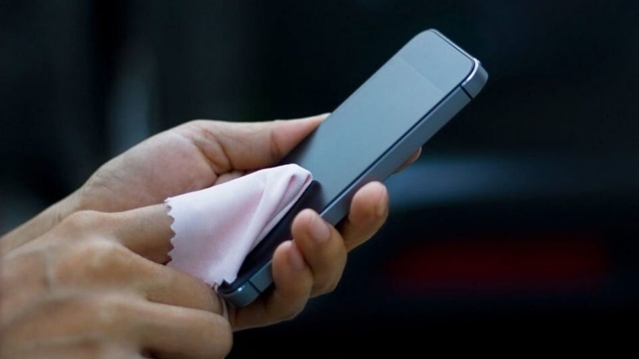 Apple pozwolił na dezynfekcję iPhone'a: jak to zrobić