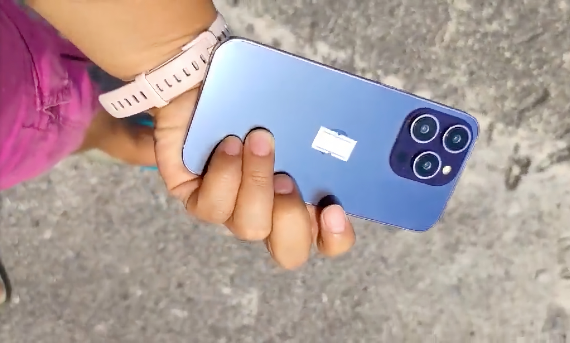 iPhone 14 Pro mit einem "Loch" Bildschirm und eine neue lila Farbe erschien in dem Video