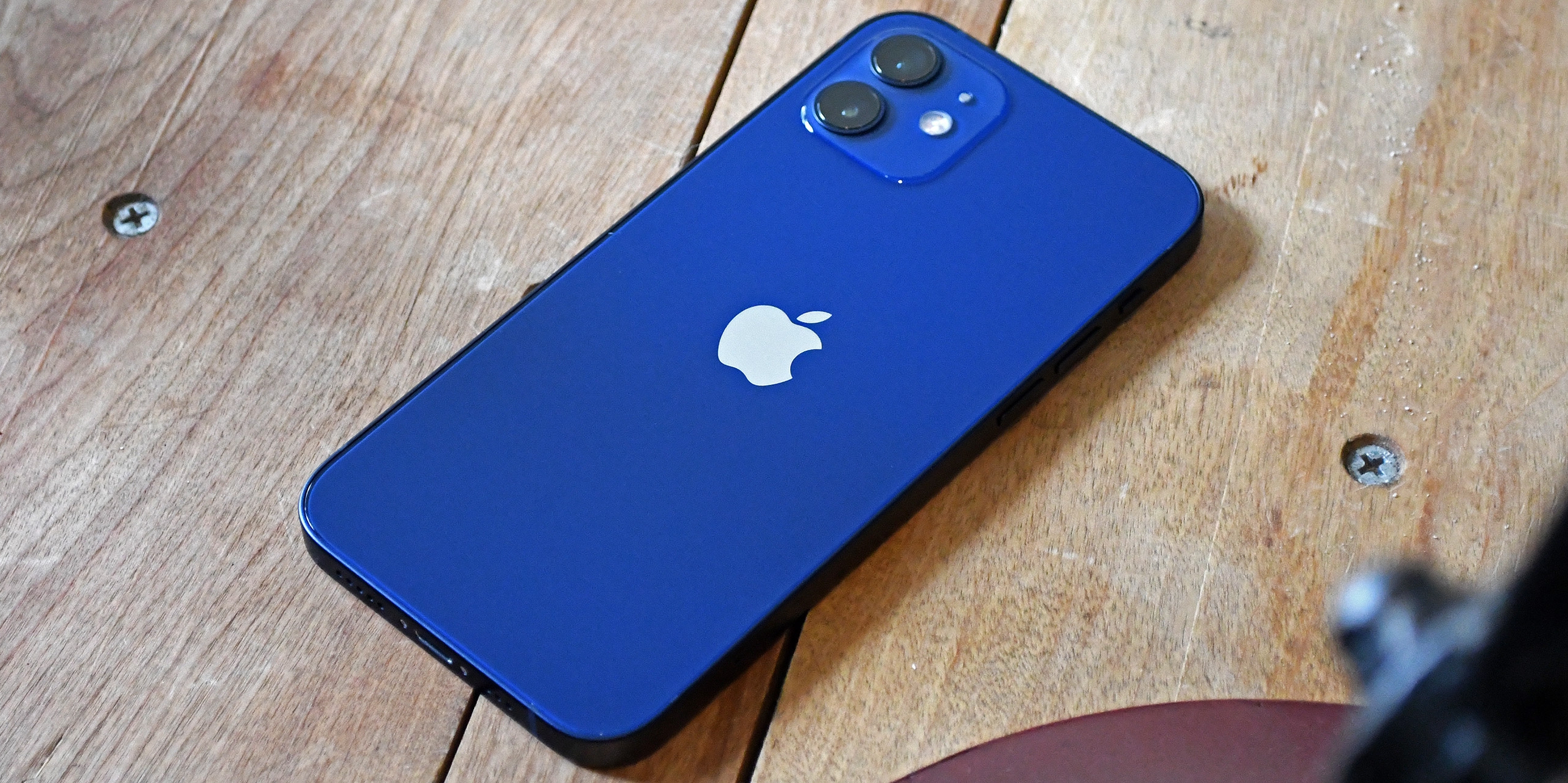 Слух: Apple вернёт вертикальное расположение камер в iPhone 16 и iPhone 16 Plus