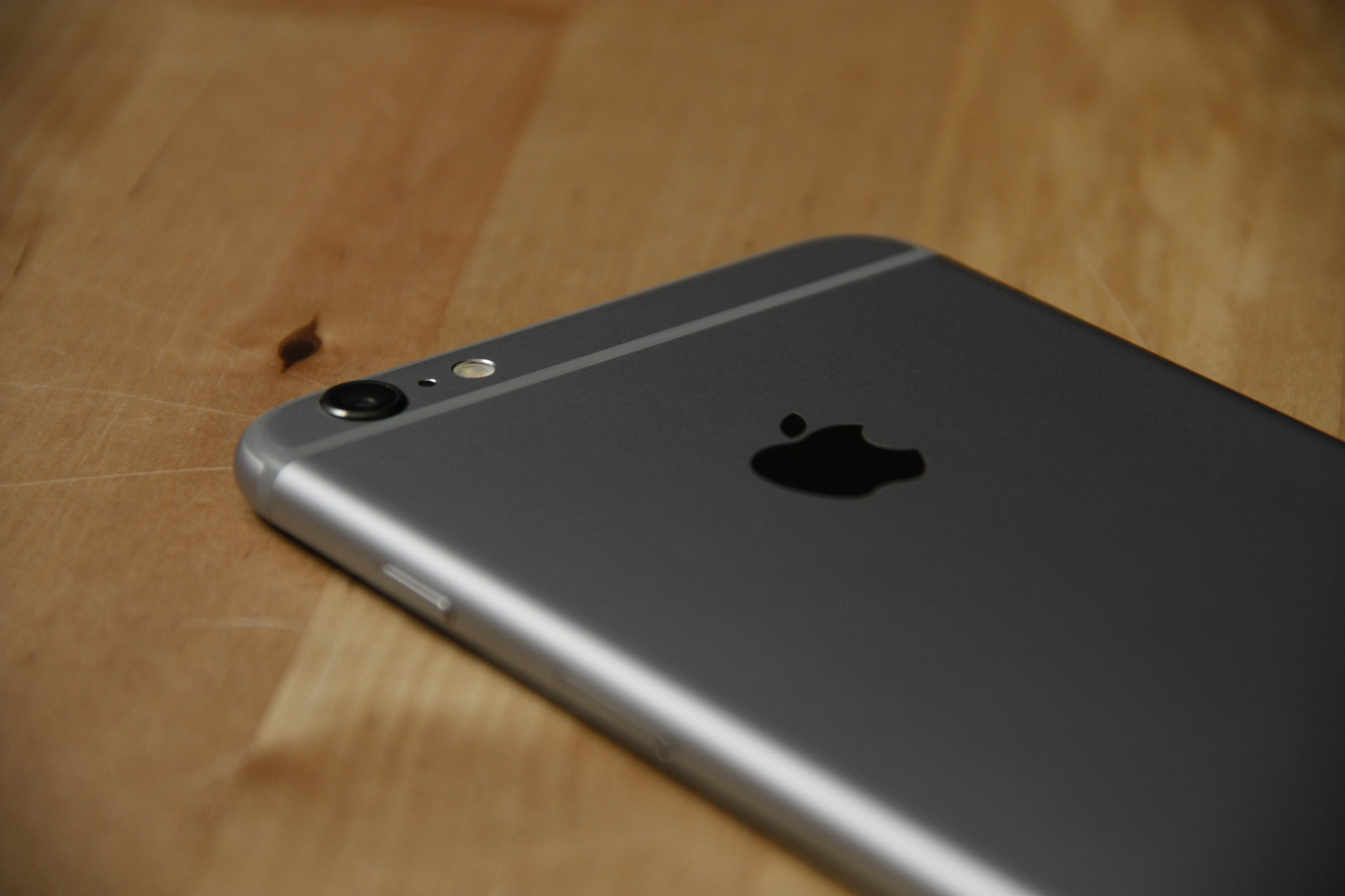 Наприкінці місяця Apple "поховає" iPhone 6 Plus. Але поки що не повністю