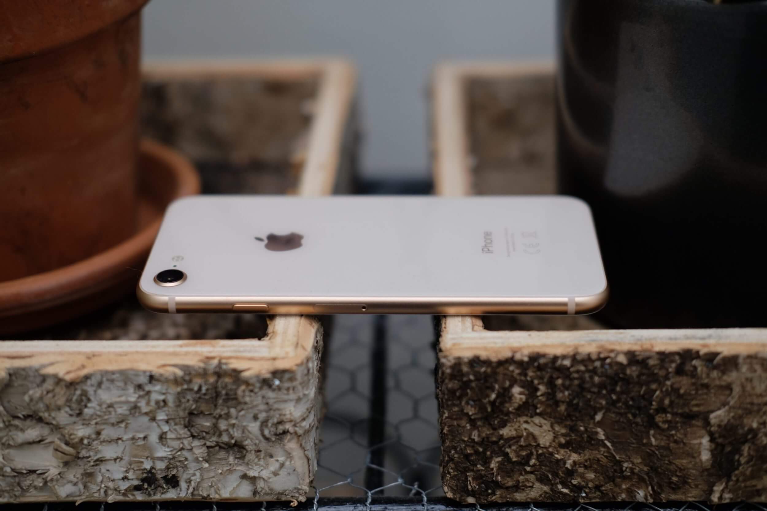 Apple повернула продажі відновленого iPhone 8: зараз це найдешевший iPhone, ще й із навушниками та зарядкою в комплекті