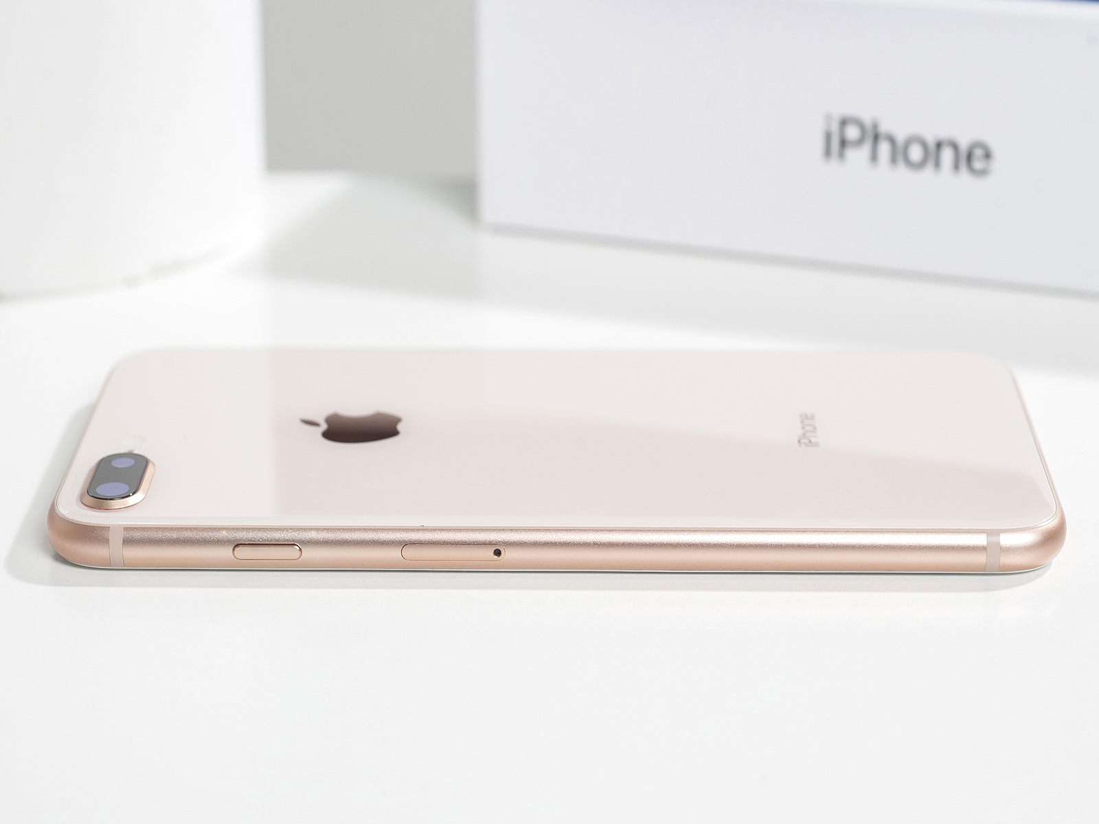 Apple a mis en garde contre de graves failles de sécurité dans les iPhone, iPad et Mac.