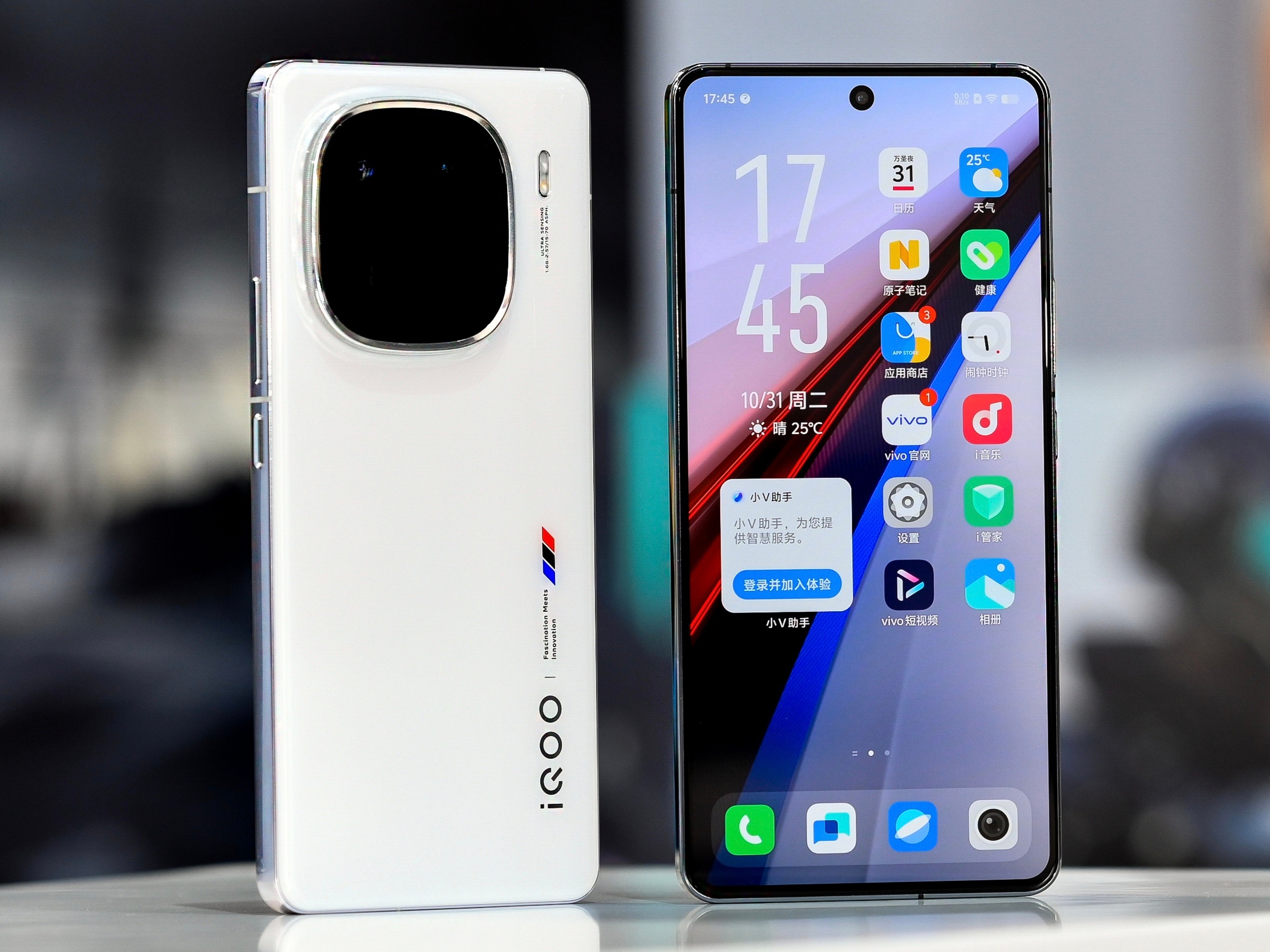 Flat display, two colours and a big protrusion for the camera: an insider has revealed high-quality photos of the iQOO 12