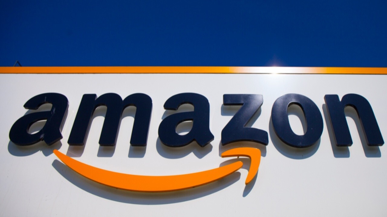 Amazon baut Personal ab - insgesamt werden 10.000 Mitarbeiter entlassen, wobei die Abteilungen Luna und Alexa als erstes betroffen sind