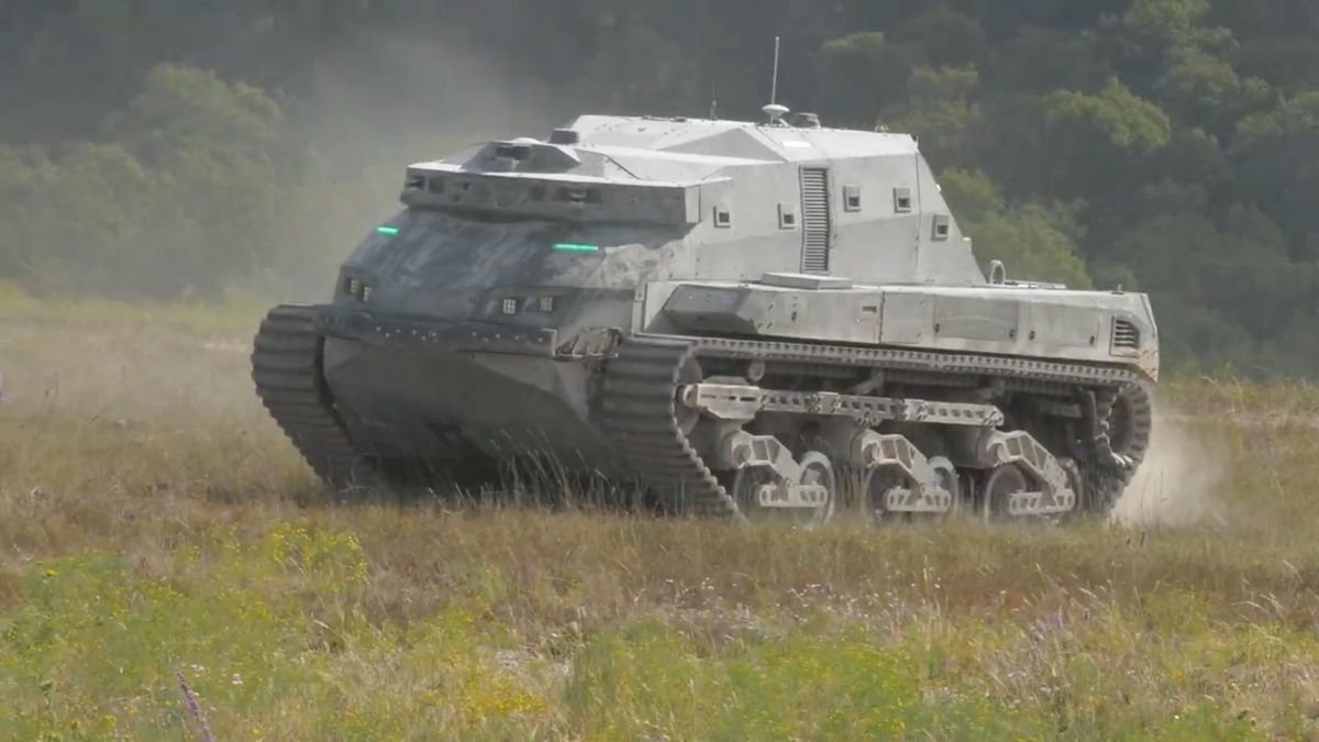 DARPA heeft een tankachtig robotvoertuig getest met de naam RACER Heavy Platform.