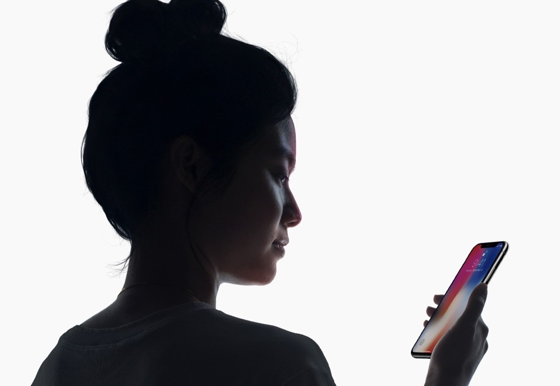 Face ID burns again: this time the system confused the face of the owner of the iPhone X and her work colleagues