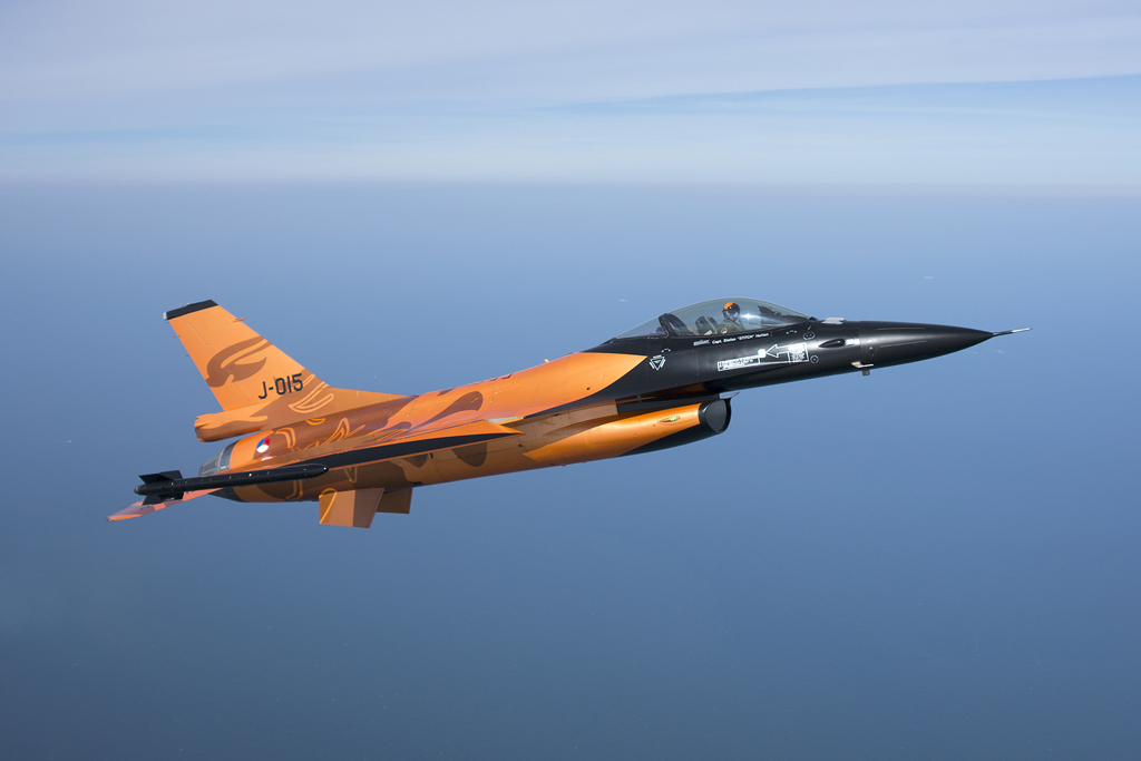 Países Bajos, EE.UU., Reino Unido y Dinamarca debaten la transferencia de cazas F-16 Fighting Falcon de cuarta generación a Ucrania