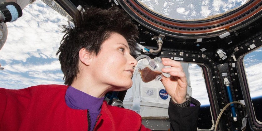 Члены экипажа МКС пьют кофе из космических чашек (видео)