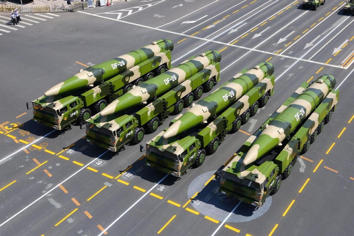 Plus de missiles pour 5000 km : La Chine augmente la production de lanceurs pour les missiles balistiques DF-26