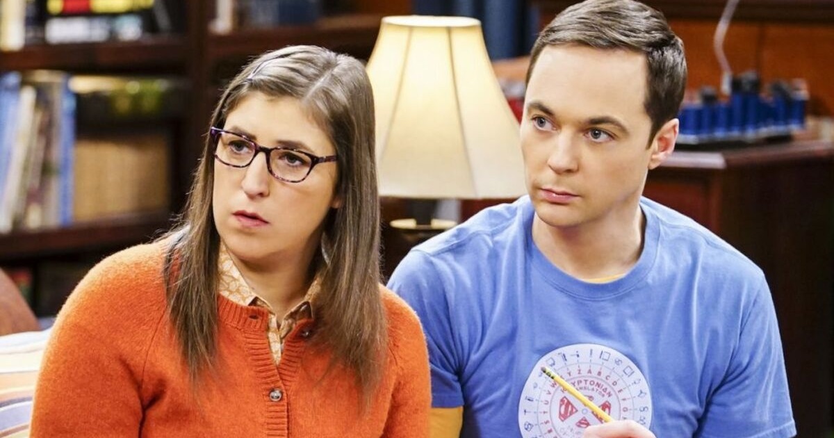 "Young Sheldon"-finalen lover et gjensyn med "The Big Bang Theory": Jim Parsons og Mayhem Bialik vender tilbake til sine roller i den siste episoden