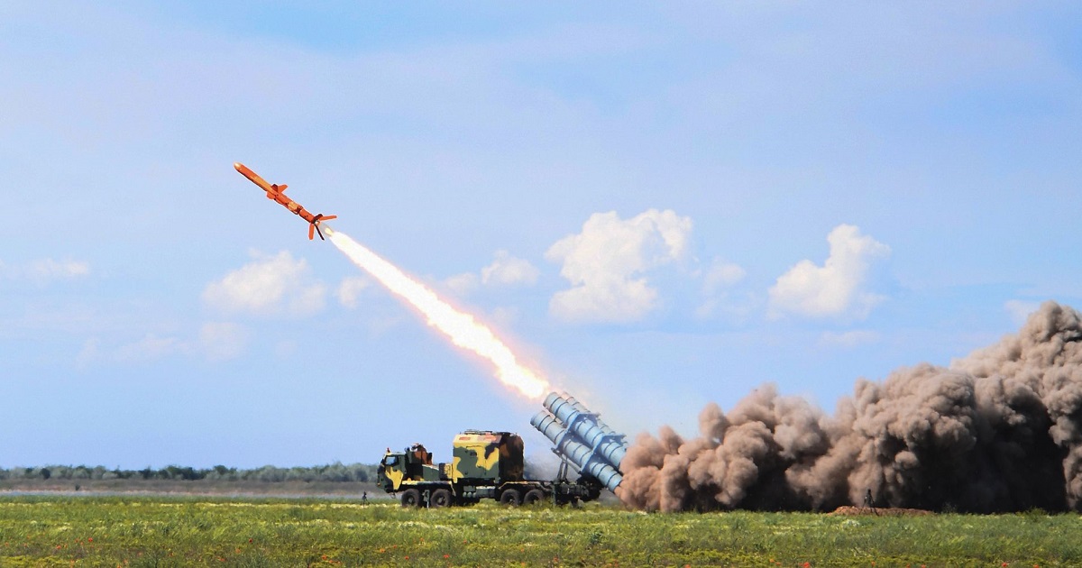 Ucrania lanzó un ataque masivo con drones y misiles Neptune contra un aeródromo de Crimea que albergaba cazas Su-30, bombarderos Su-24, sistemas de defensa antiaérea Pantsir-S1 y un centro de formación de operadores de vehículos aéreos no tripulados Mohaj