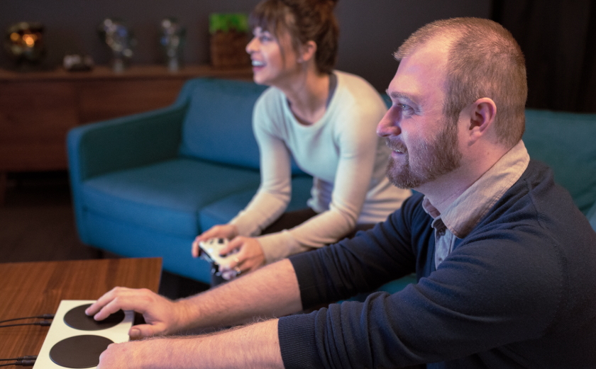 Microsoft представила Xbox Adaptive Controller для геймеров с ограниченными возможностями