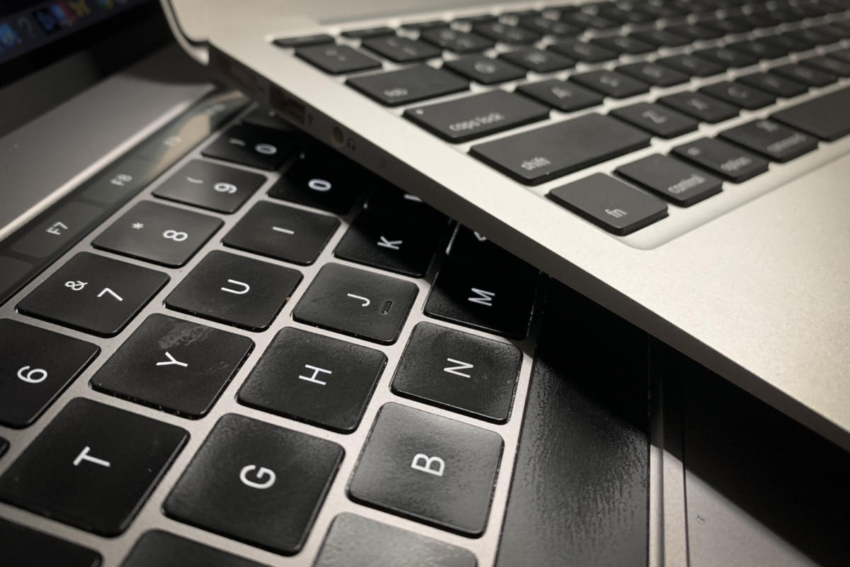 У нових MacBook Pro все одно залипають клавіші: Apple вибачилася перед користувачами