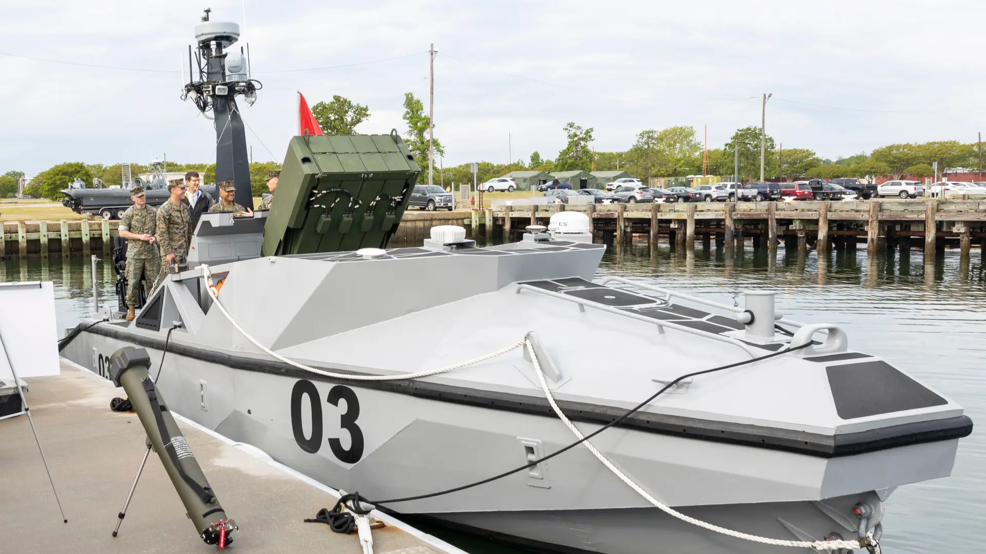 Корпус морской пехоты США показал беспилотный корабль, вооружённый дронами-камикадзе Hero 120