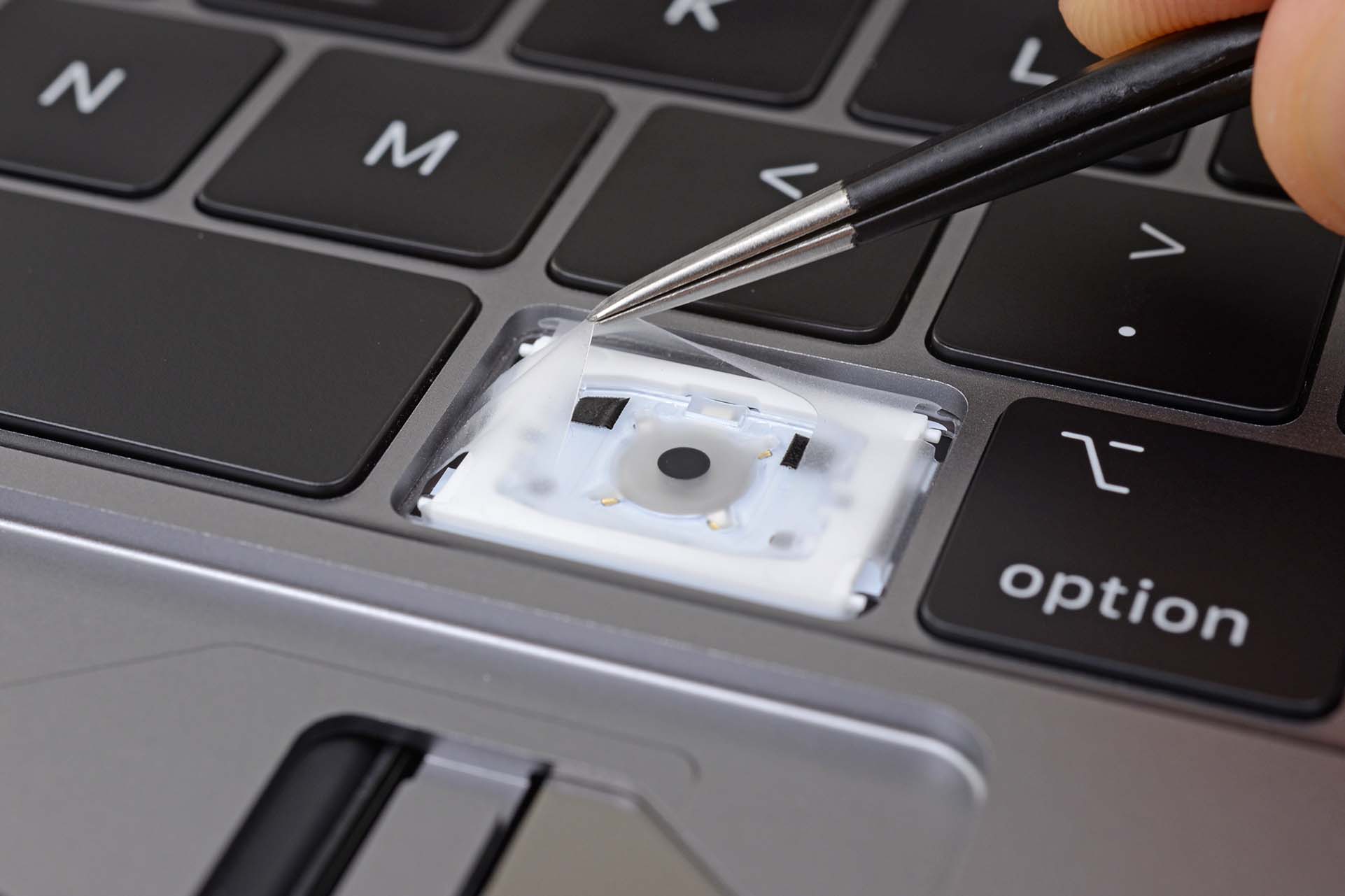 iFixit: Apple nie oszukiwał i naprawdę rozwiązał problem z klawiaturą w nowym MacBooku Pro