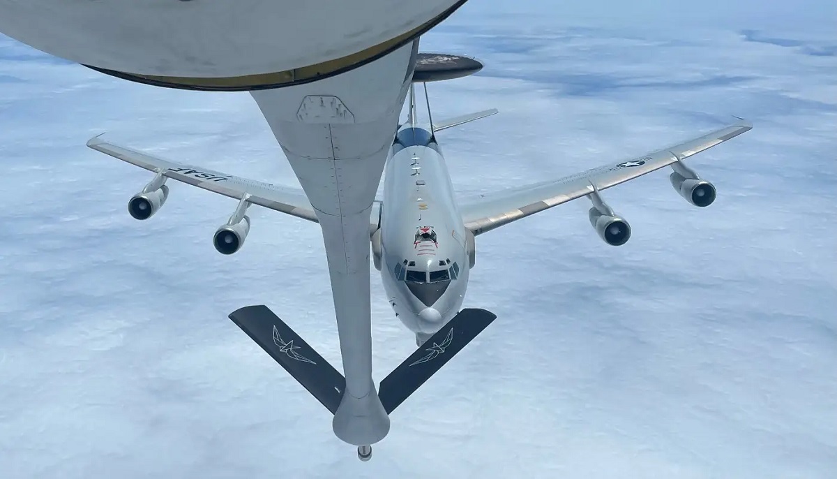 A private air tanker has refuelled a US Air Force military aircraft for the first time in history