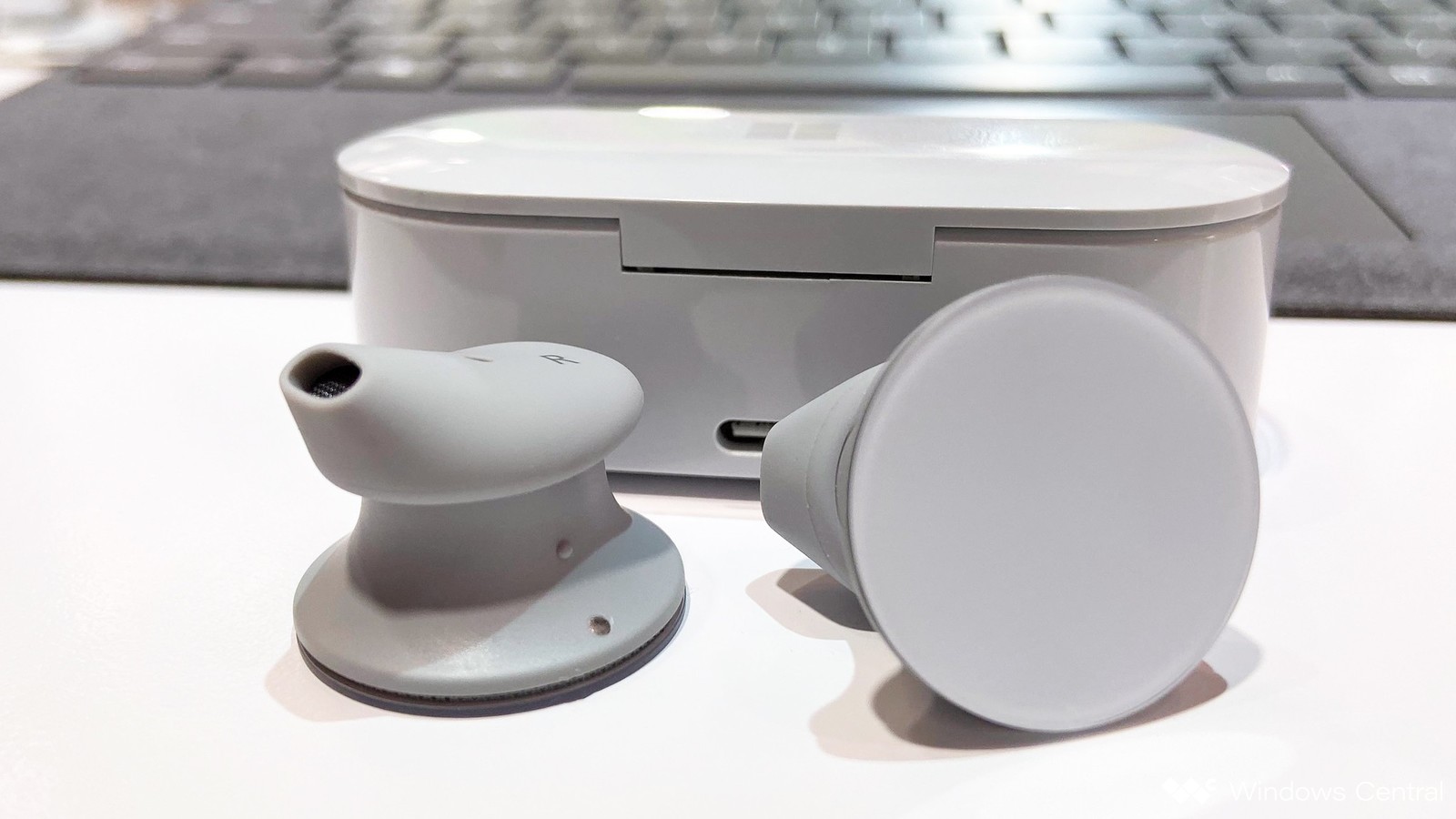 Microsoft відклала випуск бездротових навушників Surface Earbuds