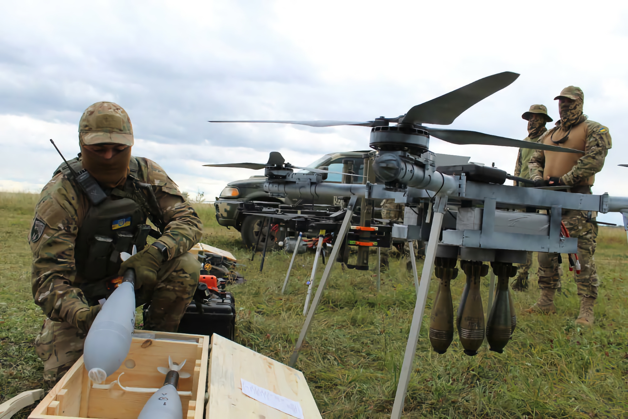 Les forces armées ont reçu un grand octocoptère, qui peut transporter jusqu'à 6 mines antichars.