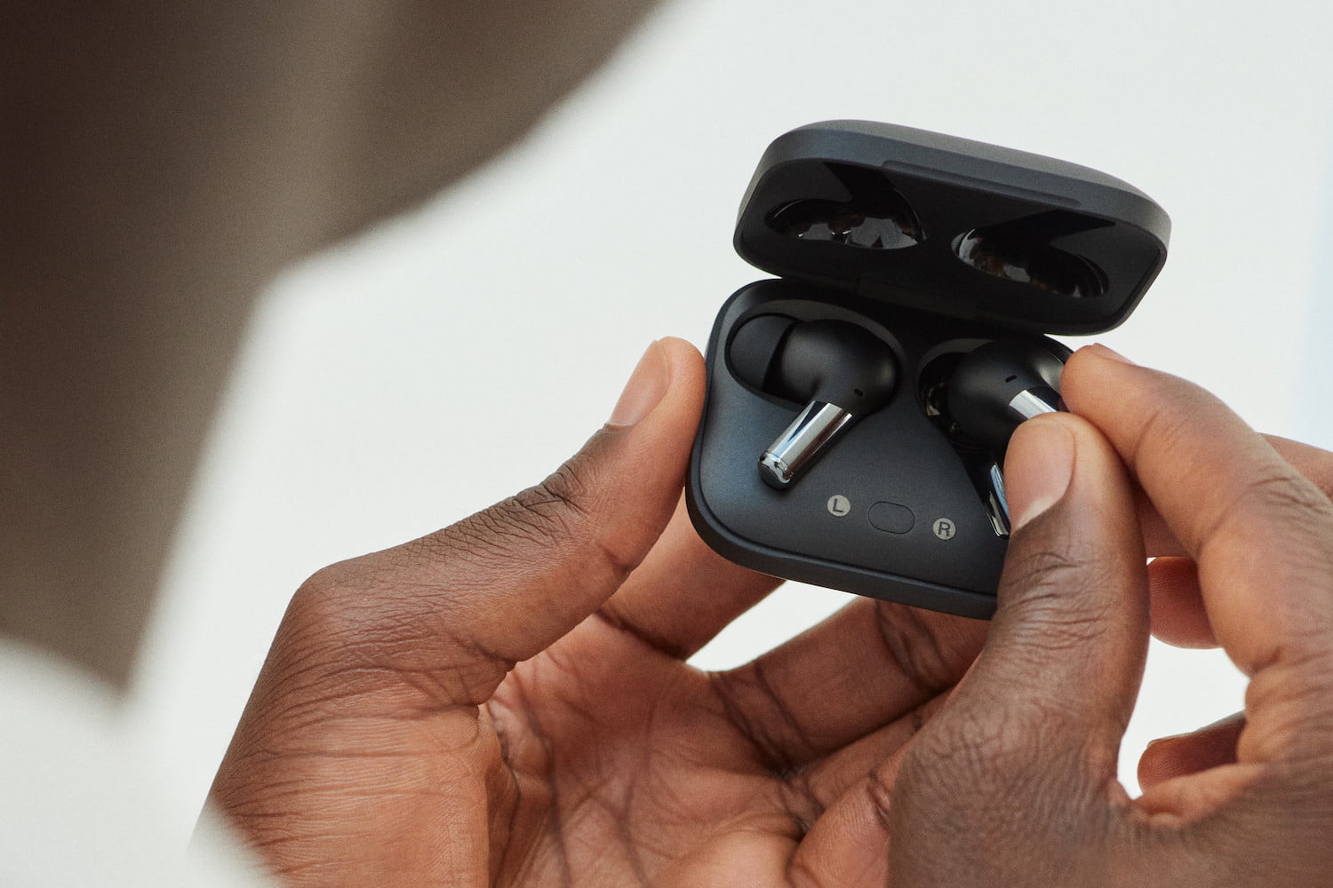 OnePlus Buds Pro z ANC, bezprzewodowym ładowaniem, do 38 godzin pracy na baterii i ceną 149 euro trafiły do Europy