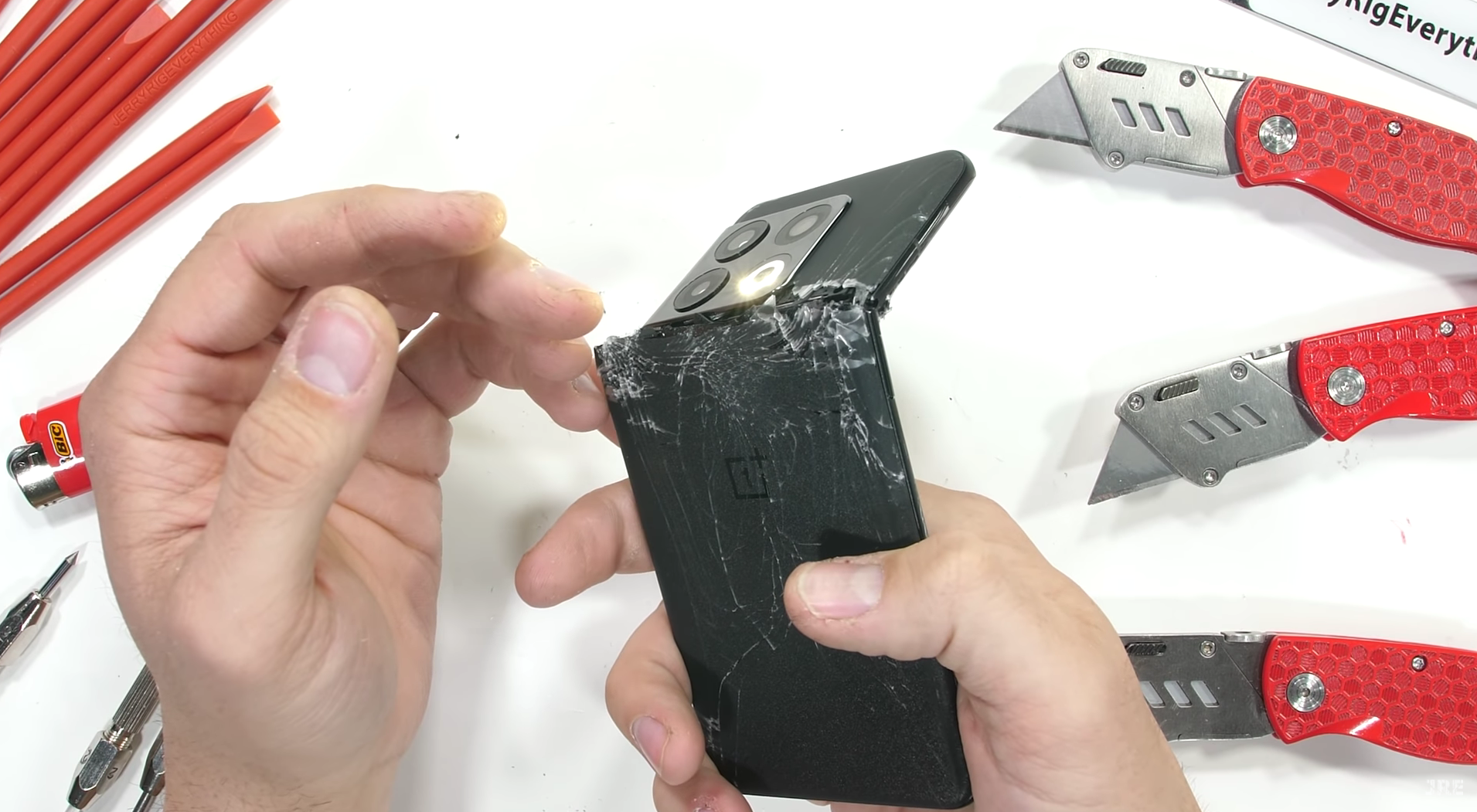 OnePlus 10 Pro виявився гнучким - блогер зламав смартфон навпіл голими руками