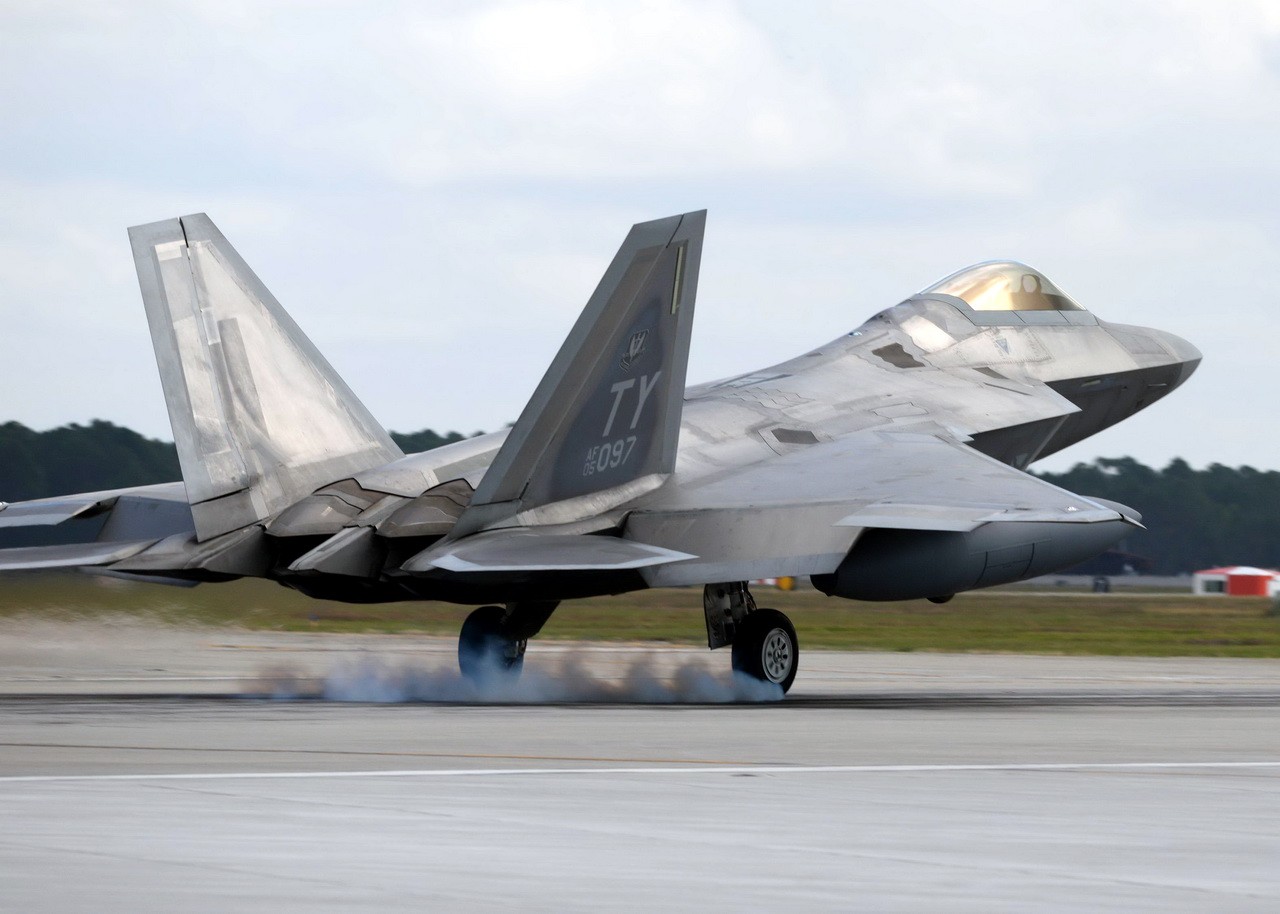 Les États-Unis ont envoyé 12 chasseurs multirôles F-22 Raptor en Pologne.