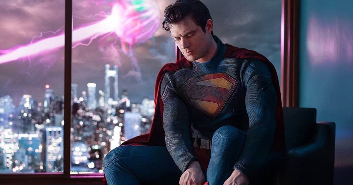 James Gunn revela la primera foto de David Corensworth como el nuevo Superman: pero ¿qué es esa misteriosa criatura del fondo?