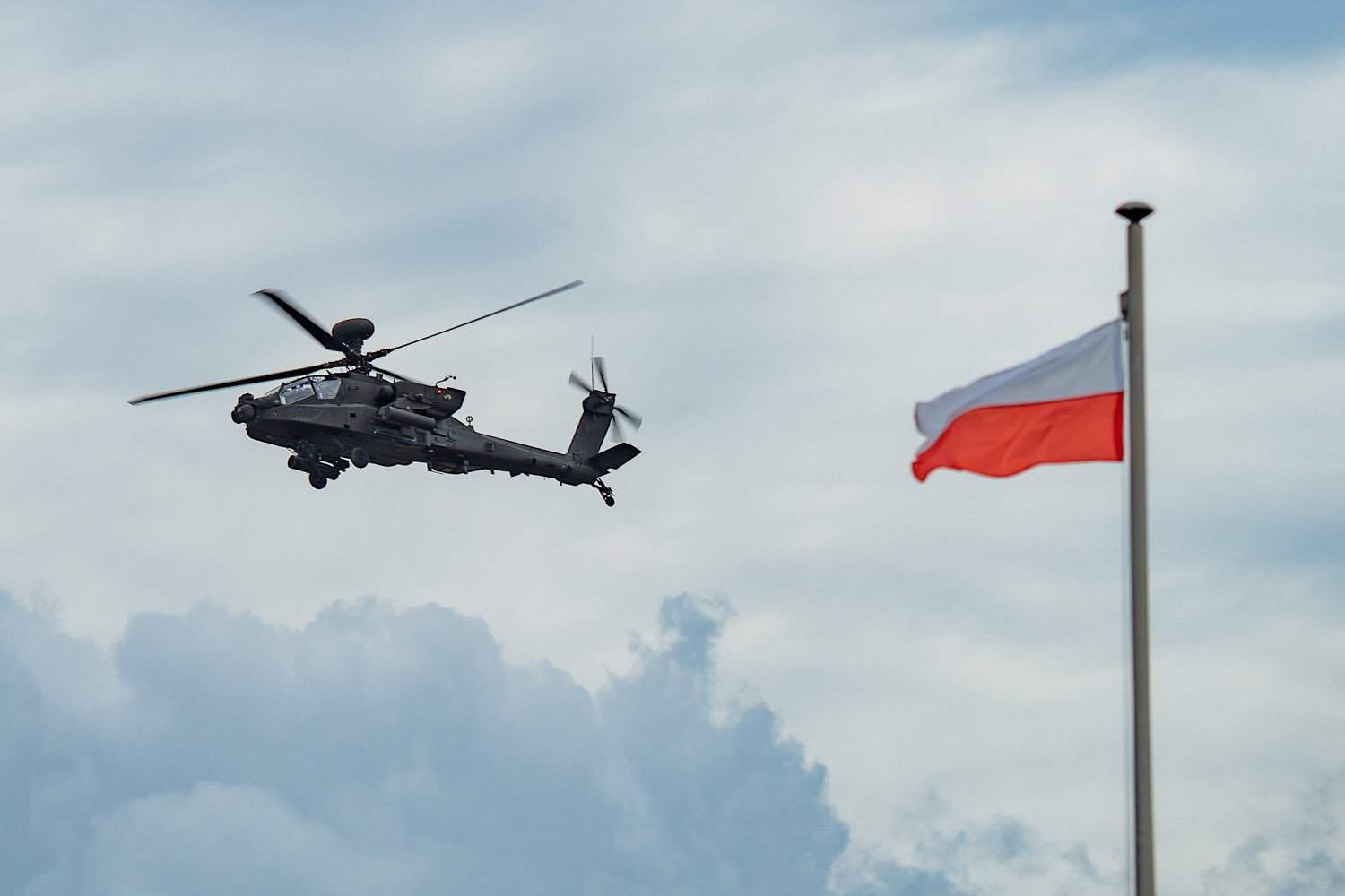 Польща почне самостійно обслуговувати свої гелікоптери AH-64E Apache