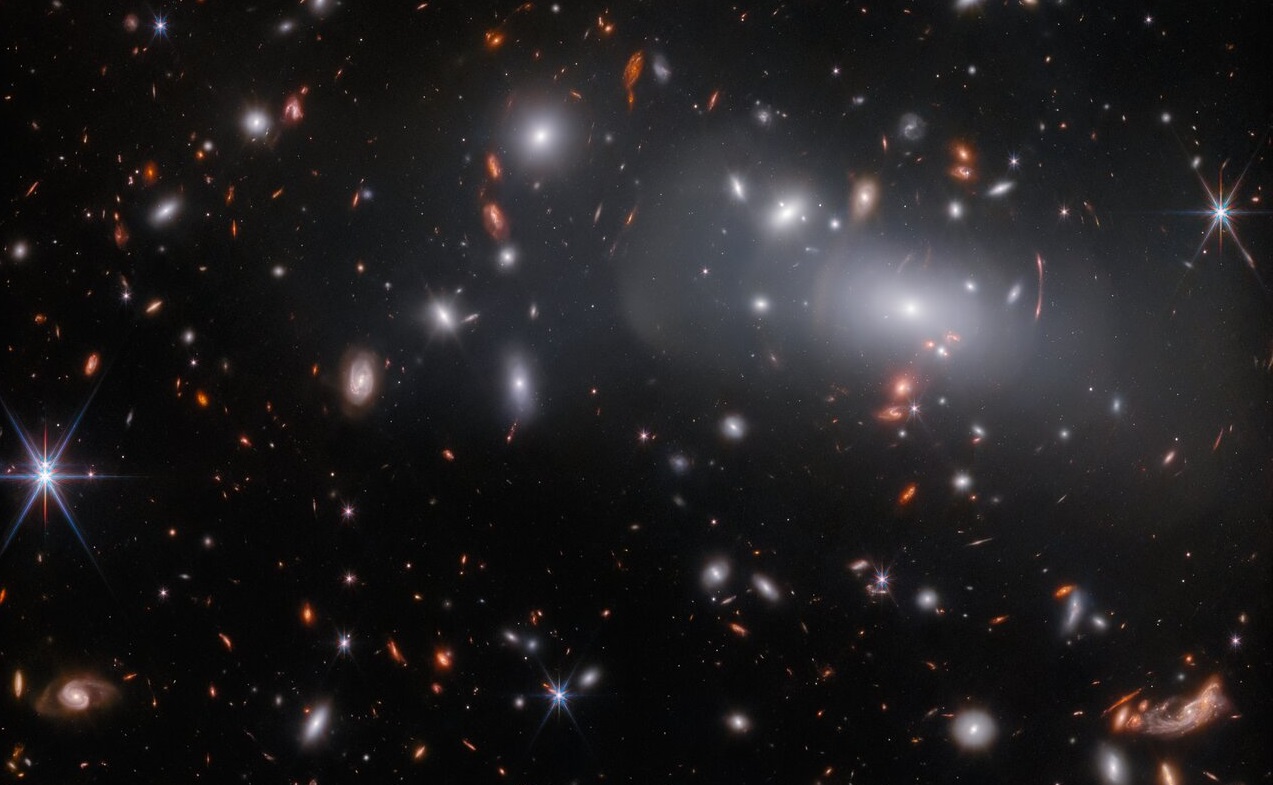James Webb знайшов космічний об'єкт, у якого є машина часу - одна й та сама галактика з'явилася в трьох різних місцях на одній фотографії
