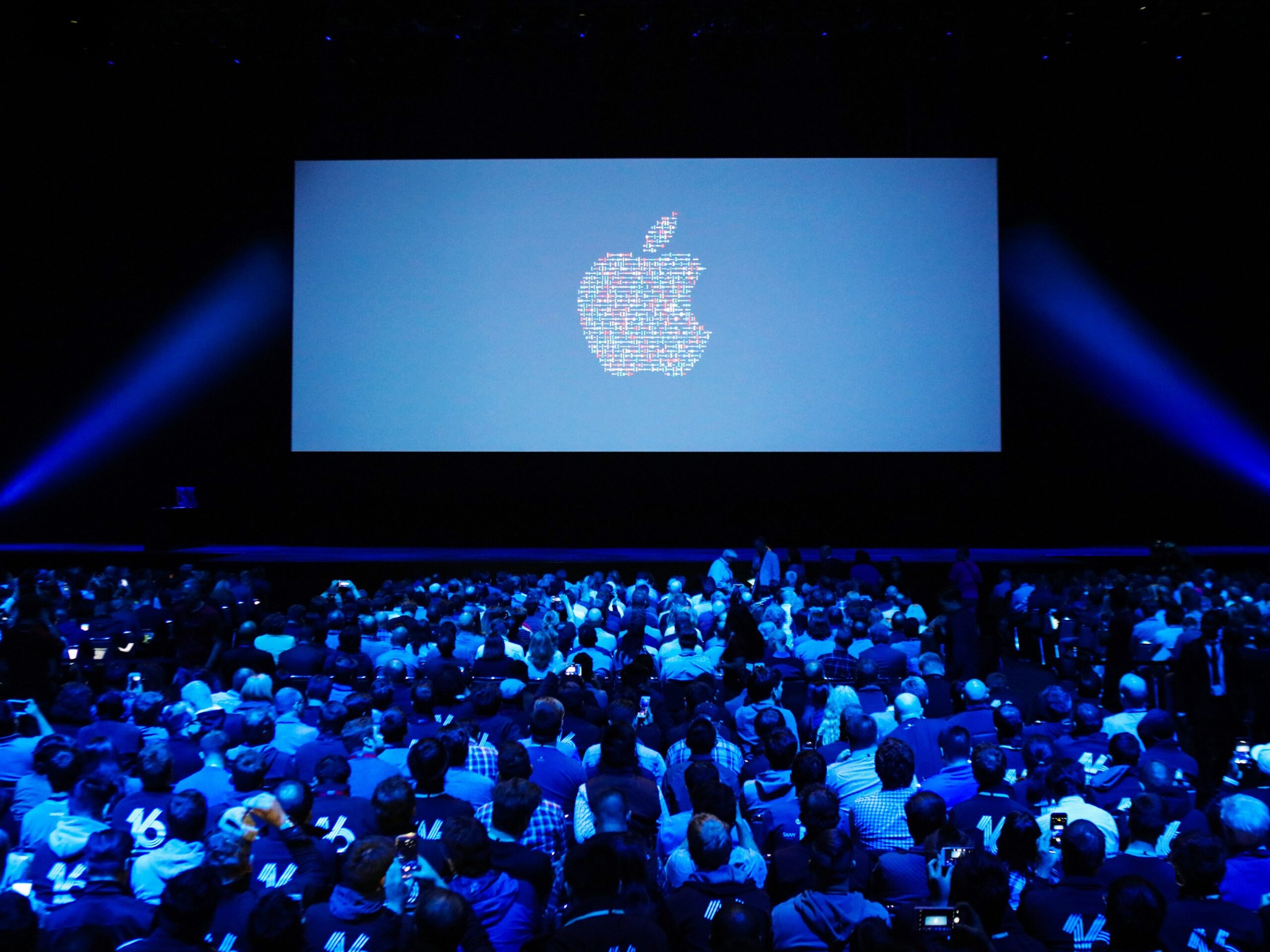 Bloomberg: Apple terrà una presentazione l'8 marzo, che introdurrà i nuovi iPhone SE e iPad Air