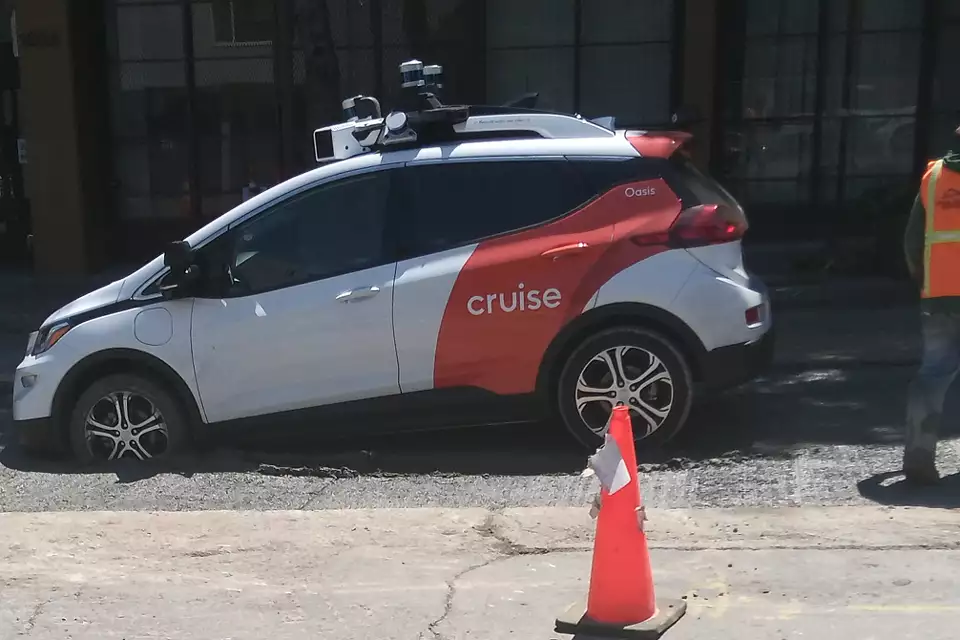 Cruise's unbemanntes Taxi bleibt in San Francisco im nassen Zement stecken