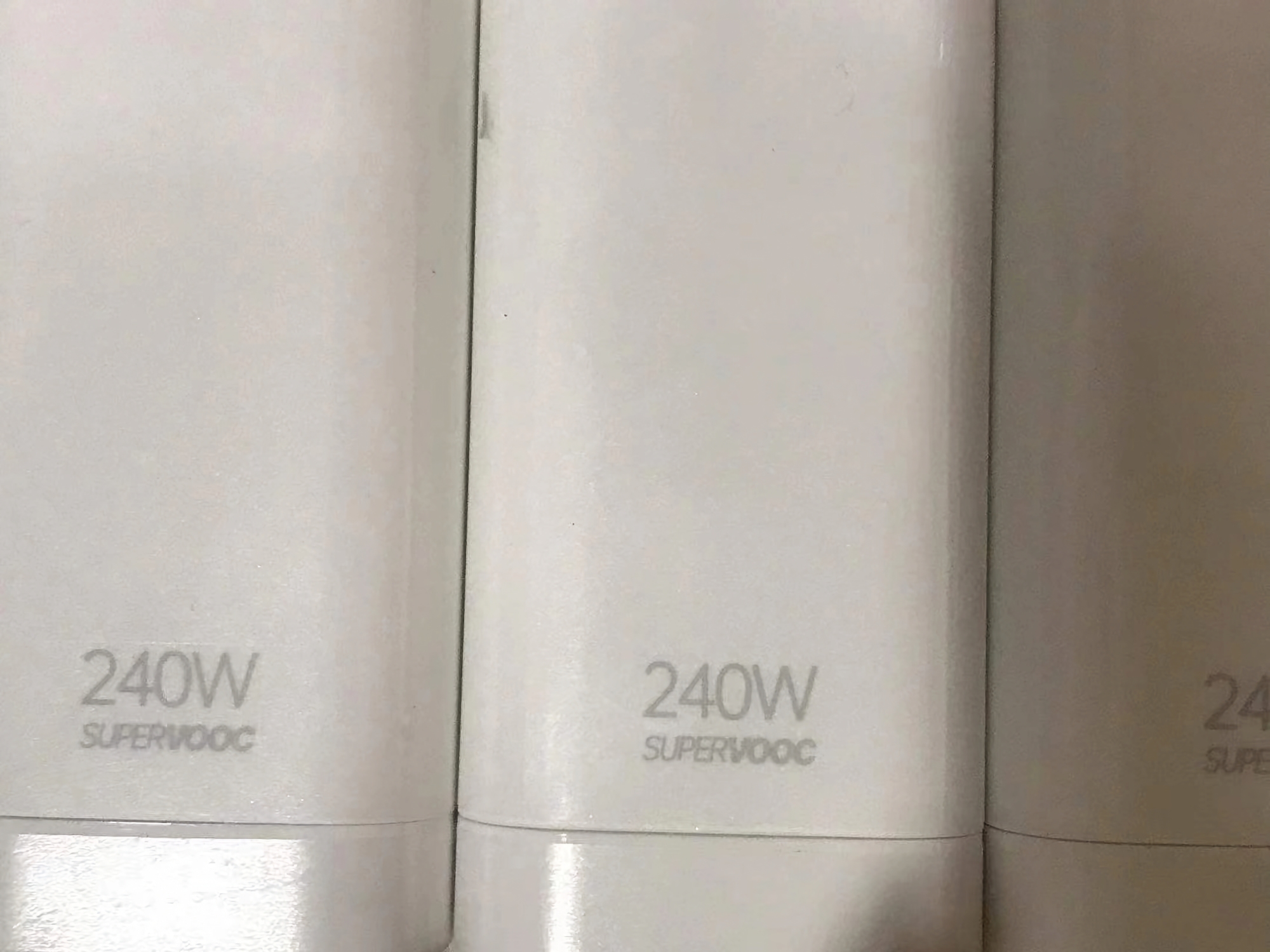 Insider ha pubblicato le foto del caricabatterie da 240W: sarà il primo a ricevere Realme GT Neo 5