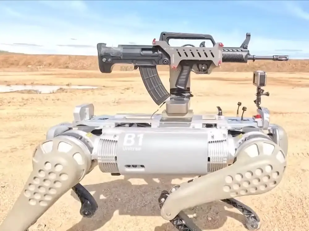 La Cina presenta un cane robot con una mitragliatrice sulla schiena