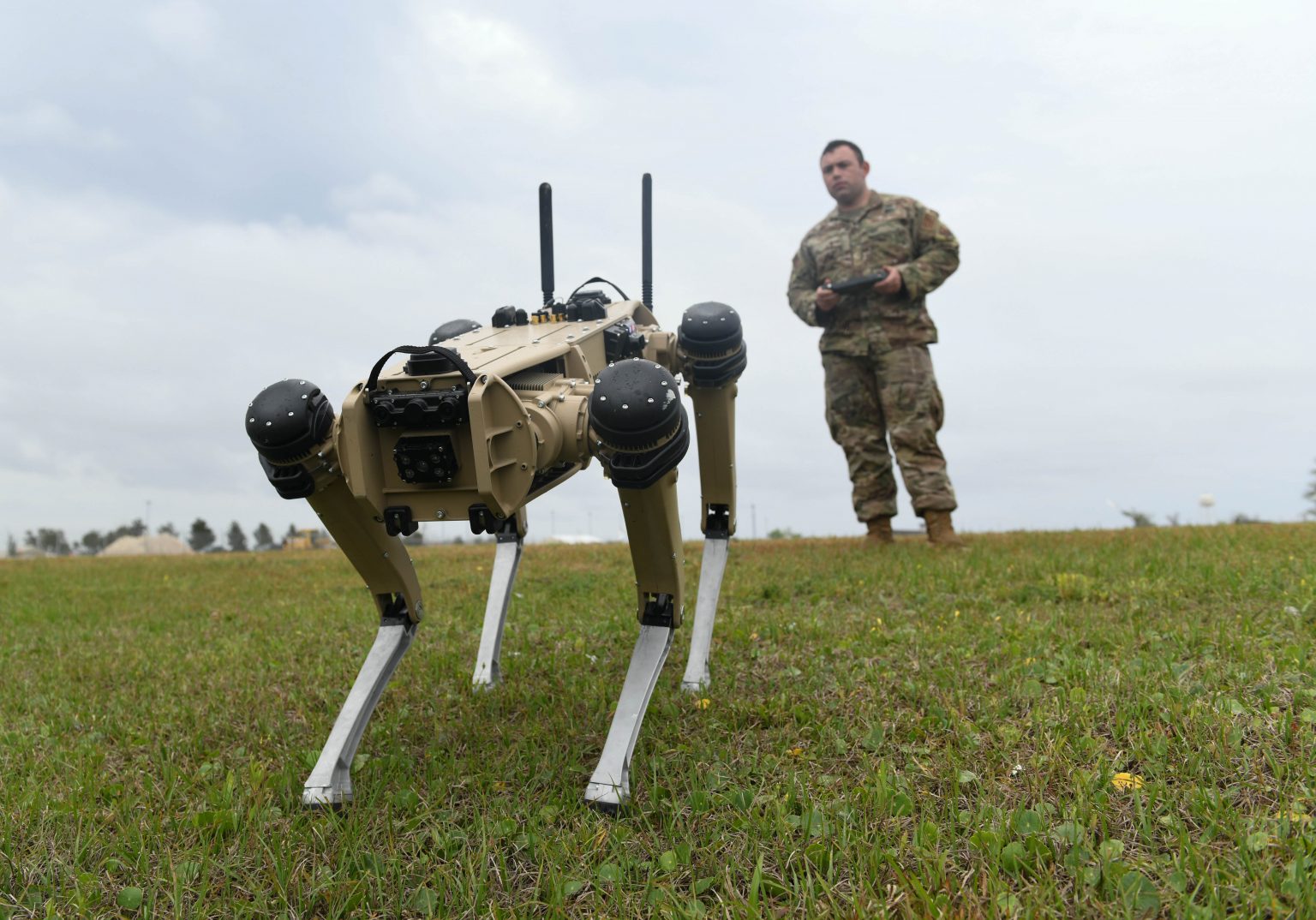 The United States tested a "robot dog" with a rifle on its back in the Middle East