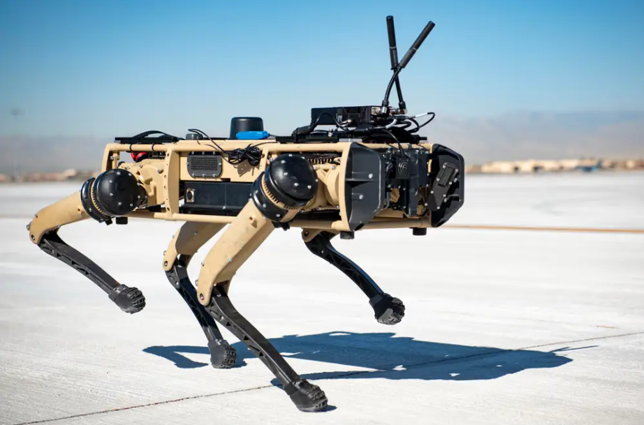 Unidades de élite estadounidenses prueban "perros robot" armados 
