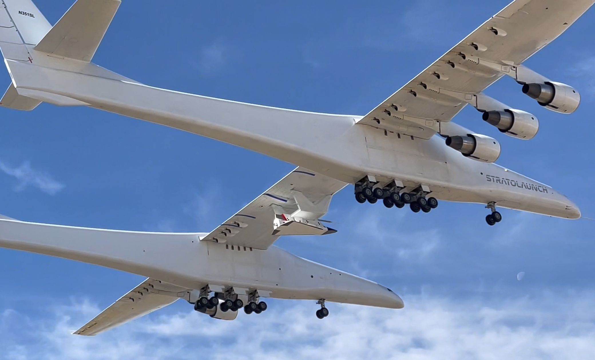 s Werelds grootste Stratolaunch Roc-vliegtuig heeft zijn eerste vlucht gemaakt met een van brandstof voorziene Talon-A hypersonisch zweefvliegtuig