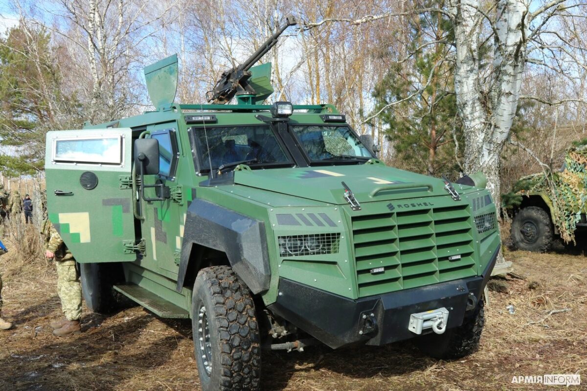 Kanadisches Panzerfahrzeug Roshel rettet ukrainische Verteidiger vor FPV-Drohnenangriff