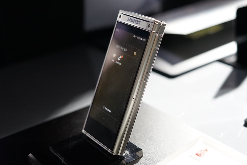 В сети появились новые снимки «раскладушки» Samsung Galaxy W2019