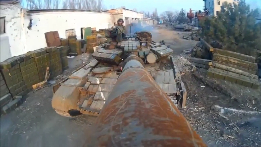 Украинские танкисты сняли клип, использовав в качестве селфи-стика ствол танка