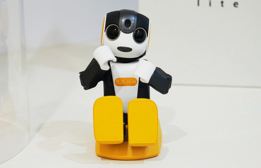 Робот-смартфон Sharp RoboHoN тепер коштує «лише» $715, але не вміє ходити