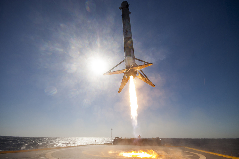 SpaceX готовится повторно использовать первую ступень ракеты, которая приземлилась на баржу