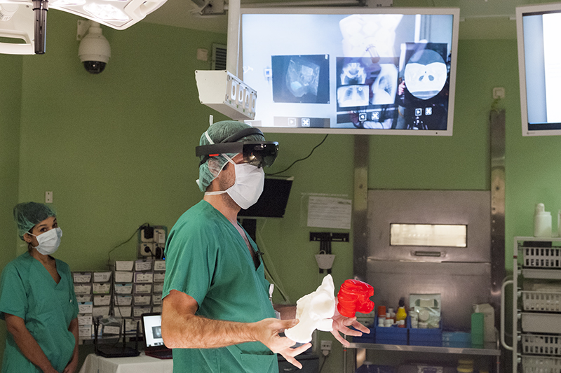 Очки дополненной реальности Microsoft HoloLens станут помощниками хирургов